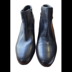 New Me Too Leather Wedge Bootie Size 8 2" Wedge Zip